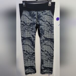 Under Armour Women's Fitted Crop Leggings Black White Print Size Medium